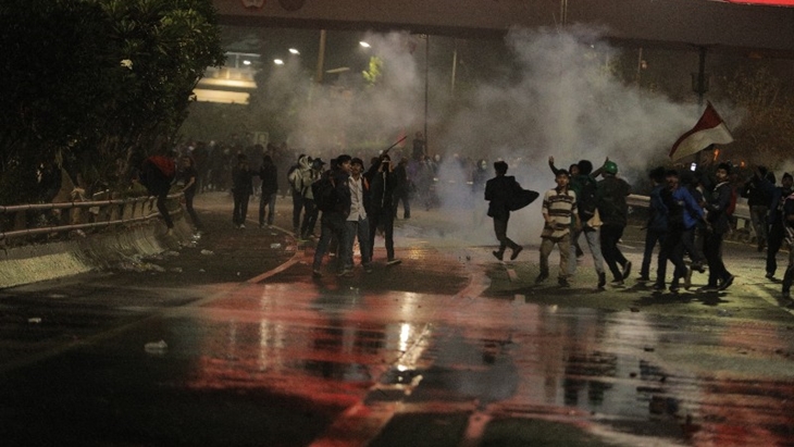 Sejumlah mahasiswa melakukan bentrok dengan aparat Kepolisian di jalan tol dalam kota, Senayan, Jakarta, Selasa, (24/9/2019). (Merahputih.com/Rizki Fitrianto)