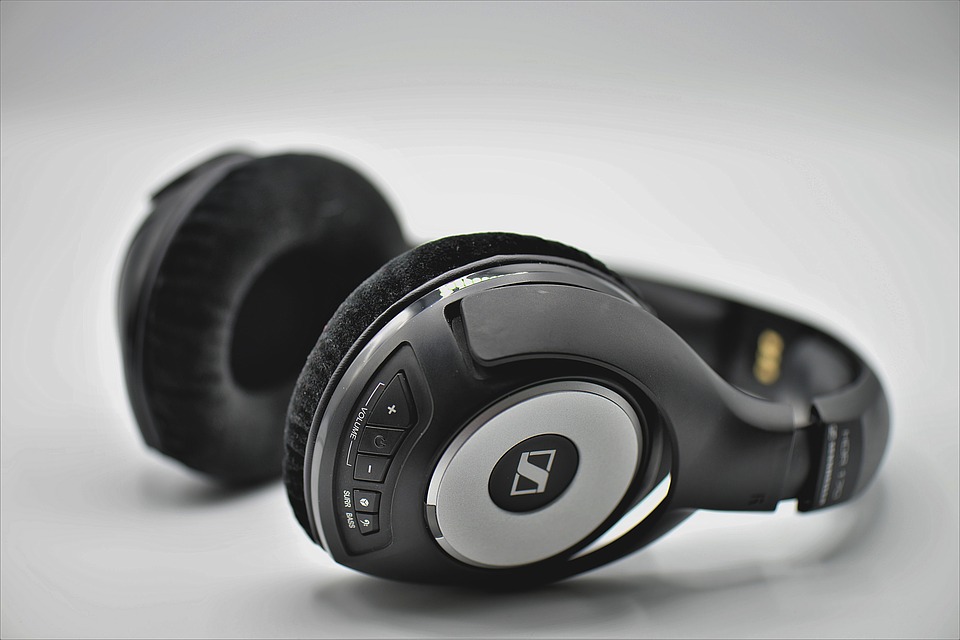 Headphone bisa membantumu mengatasi kebisingan (Sumber: Pixabay/HOerwin56)