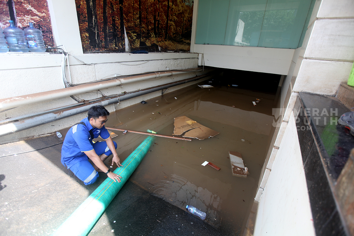 Petugas dari Dinas Sumber Daya Air (SDA) Jakarta Selatan mengoperasikan mesin pompa untuk menyedot air banjir yang menggenangi basement bangunan di Jalan Raya Kemang, Jakarta Selatan, jum'at (31/10/2025).