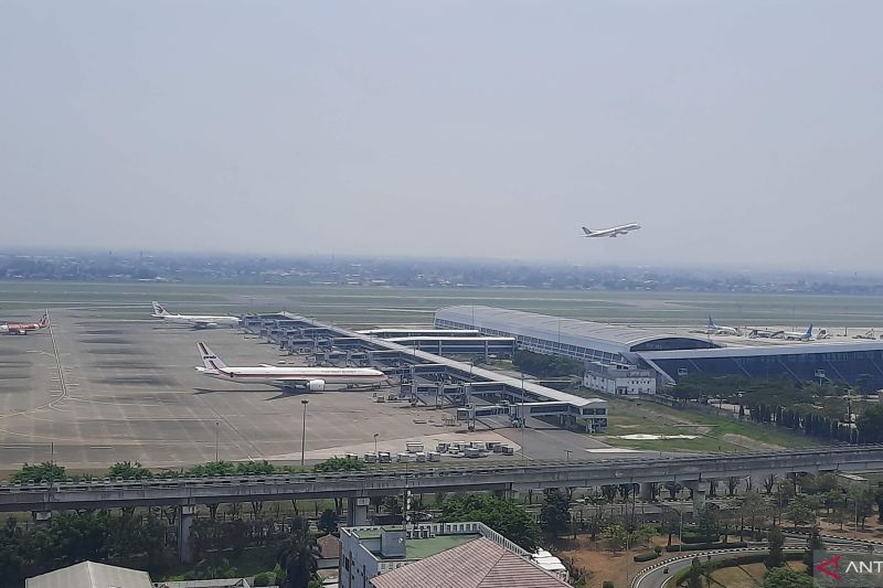 Asap Kebakaran TPA Jatiwaringin Belum Ganggu Bandara Soetta, Jadwal Penerbangan Masih Aman