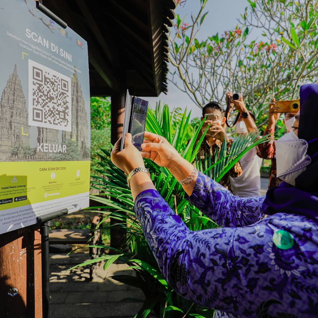Bupati Sleman kustini Sri Purnomo Tengah mencoba mengakses pedulilindungi saat hendak memasuki Candi Prambanan
