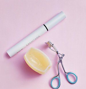 Rapikan alis dan bulu mata (Sumber: Pinterest/real simple)