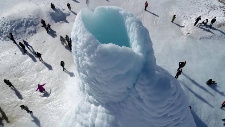 Gunung Es Unik di Kazakhstan Jadi Sorotan di Media Sosial