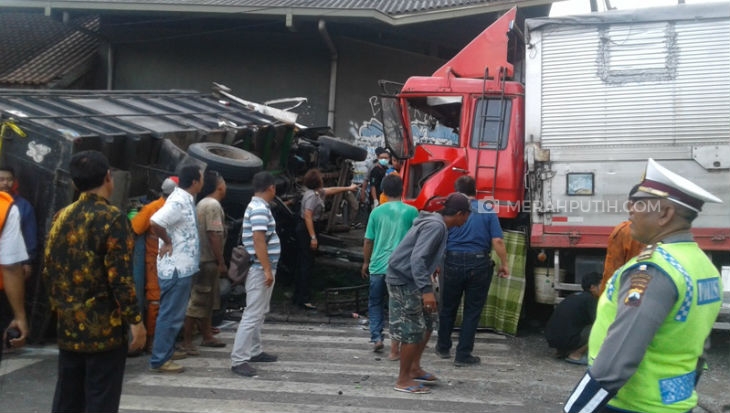 Truk Fuso Hajar 7 Kendaraan, Dua Orang Tewas