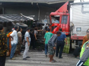 Truk Fuso Hajar 7 Kendaraan, Dua Orang Tewas