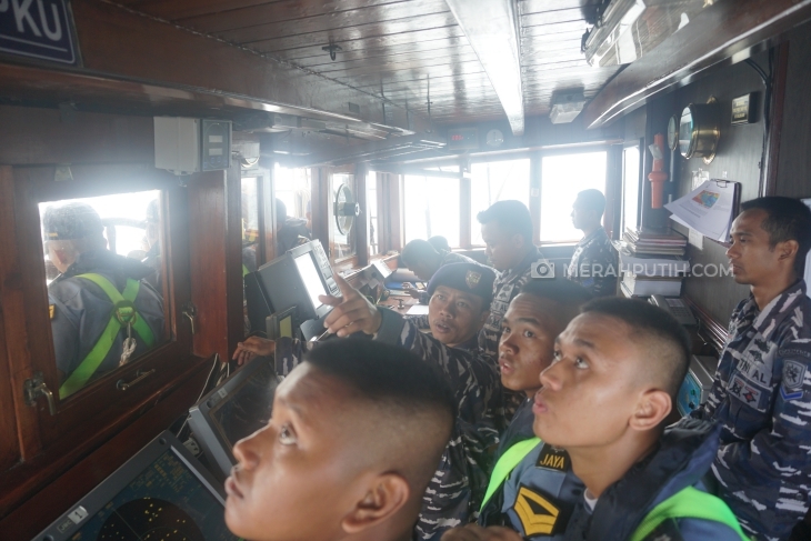 Pelajar sekolah pelayaran belajar navigasi di KRI Dewaruci (MP/Muchammad Yani)