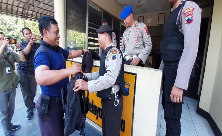 Personil Polresta Surakarta mengenakan rompi antipeluru