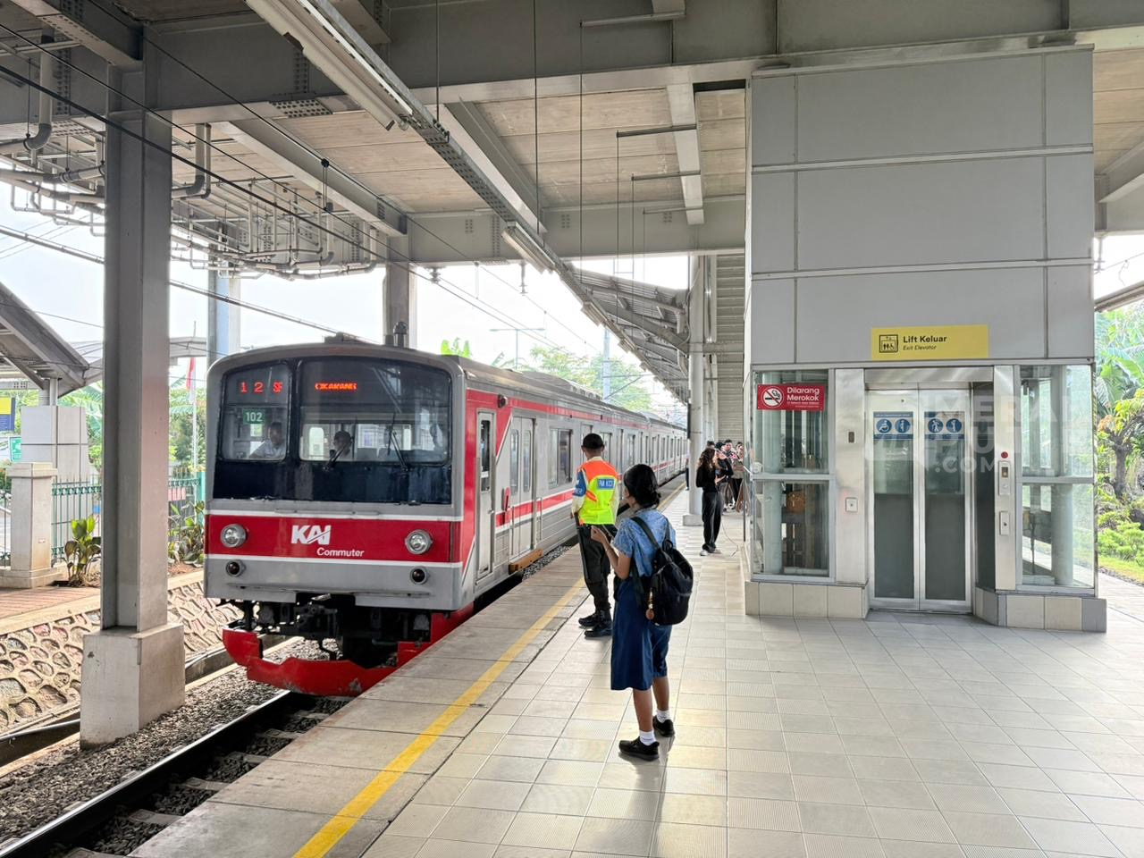 PLN Suplai Listrik untuk Perlintasan KRL Tanah Abang- Rangkasbitung yang Mati akibat Tersambar Petir