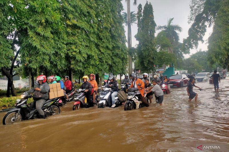 Jakarta Dikepung Banjir, Wagub Rano Janji Percepat Perbaikan Kali Ciliwung