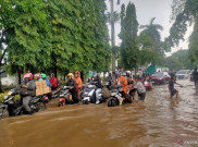 Jalan Jatinegara Barat 'Lumpuh' Akibat Luapan Air Ciliwung, Pengendara Diminta Cari Jalur Alternatif