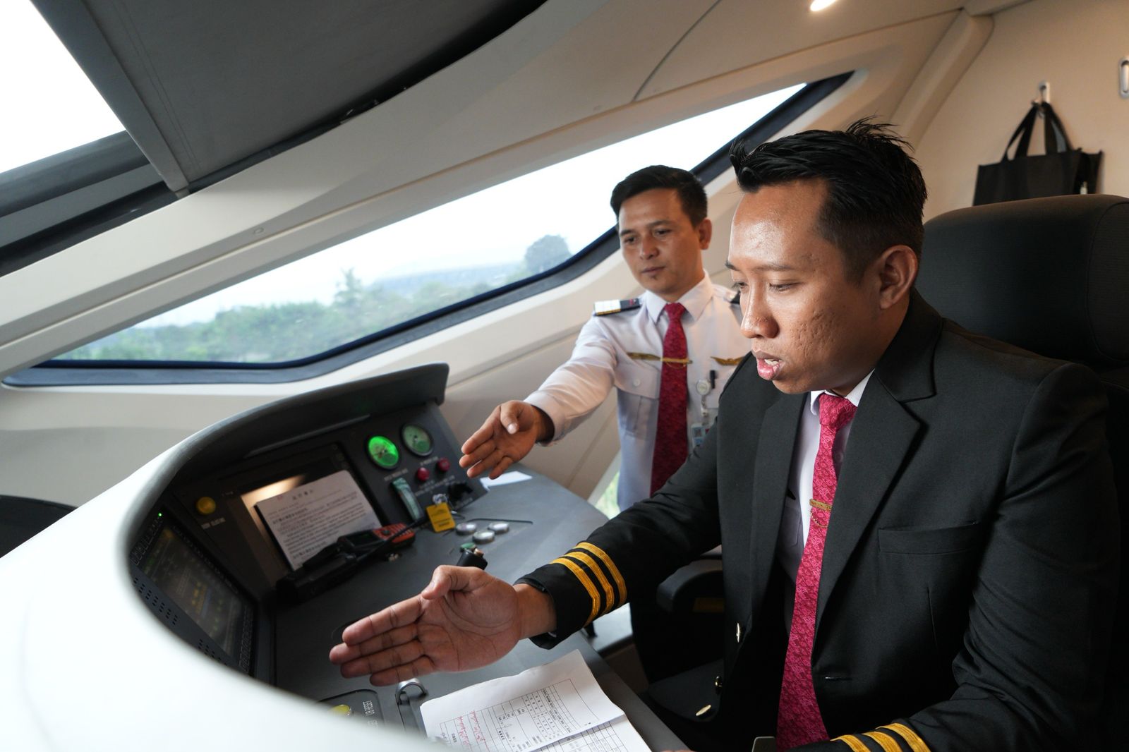 Operasional Kereta Cepat Whoosh Dikendalikan Orang Indonesia, Jadi Tonggak Sejarah Baru di Perkeretaapian