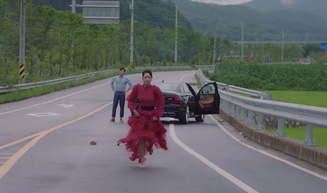 Baju merah muda yang dipakai sambil berlari ini juga termasuk dalam jajaran 4 besar. (Foto: koreaboo.com)