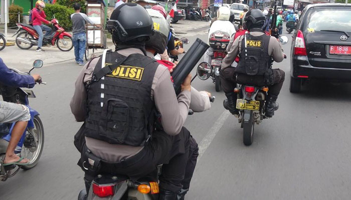 Polisi Bubarkan Warga yang Nongkrong di Jalan Cegah Penularan Virus COVID-19