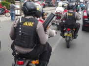 Polisi Bubarkan Warga yang Nongkrong di Jalan Cegah Penularan Virus COVID-19