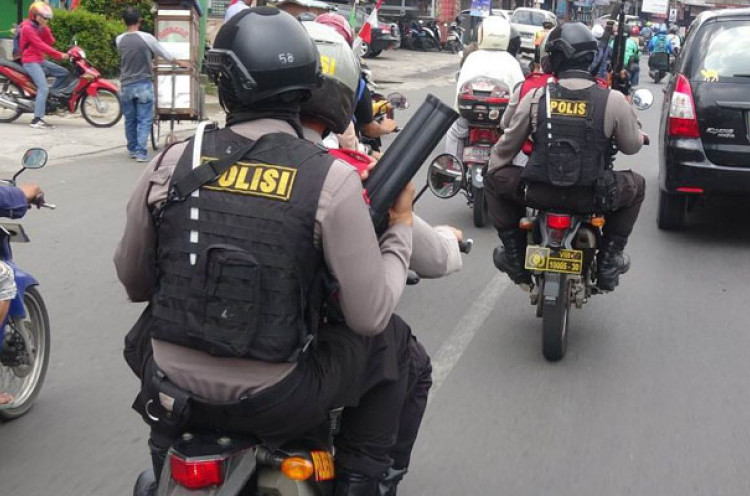 Polisi Bubarkan Warga yang Nongkrong di Jalan Cegah Penularan Virus COVID-19