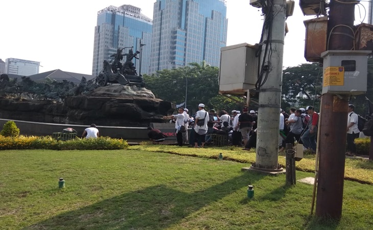 Massa aksi bela tauhid di Patung Arjuna Wiwaha