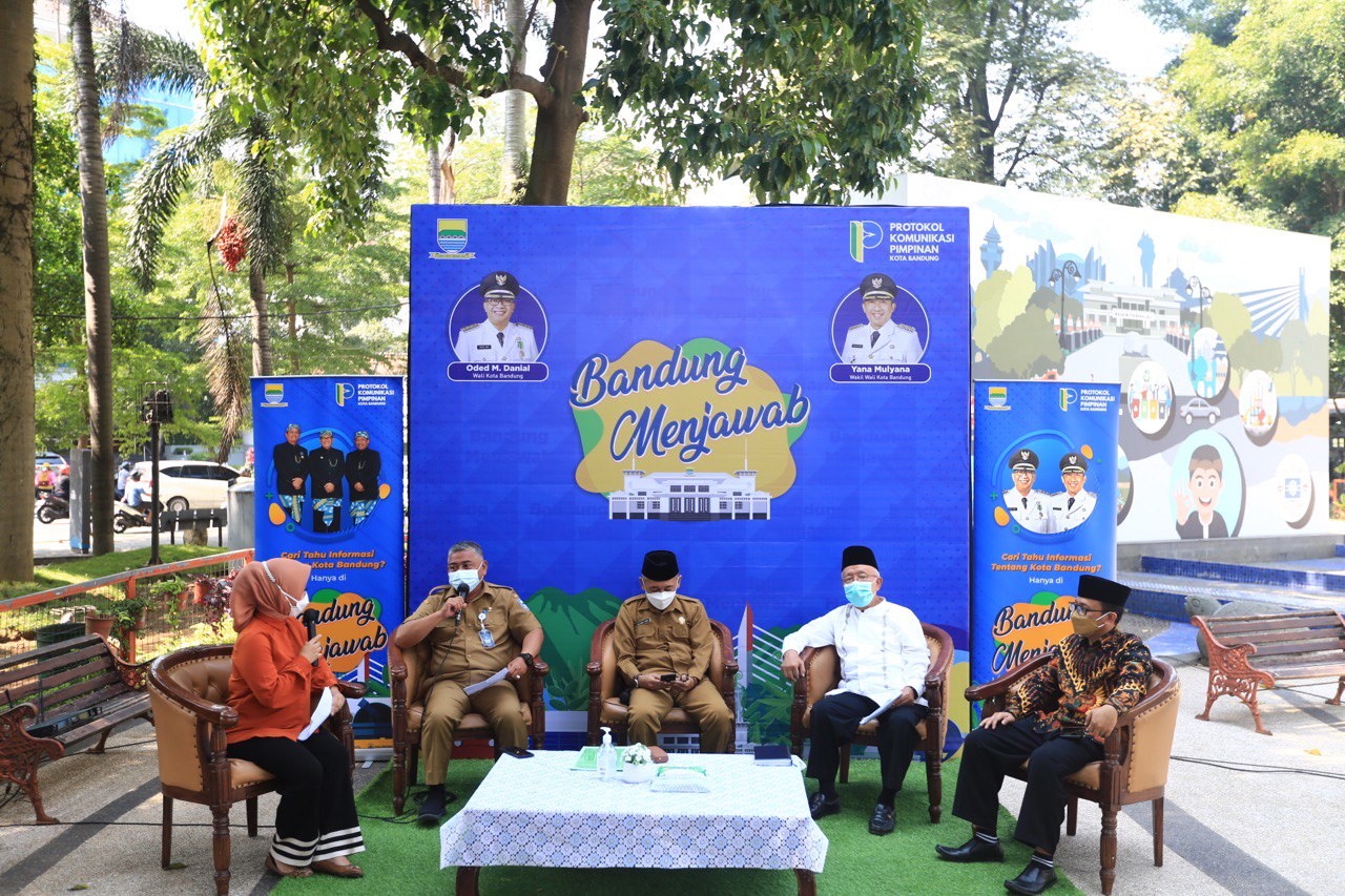 Ketua MUI Kota Bandung, Miftah Faridl (kedua dari kanan). (Foto: Humas Kota Bandung)