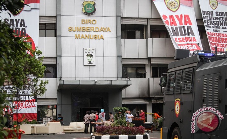 Para pelajar STM melempari Mapolda Metro Jaya