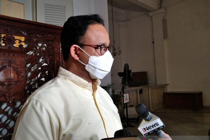 Gubernur DKI Jakarta Anies Baswedan memberikan pernyataan pada awak media di Gedung Balai Kota Jakarta, Sabtu (12/9/2020). (Antara/Ricky Prayoga)