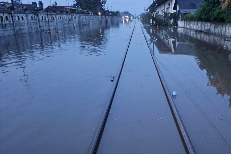 PT KAI Alihkan Rute Kereta Api ke Jalur Selatan Buntut Banjir di Pekalongan, Lokomotif Khusus BB 304 Dikerahkan