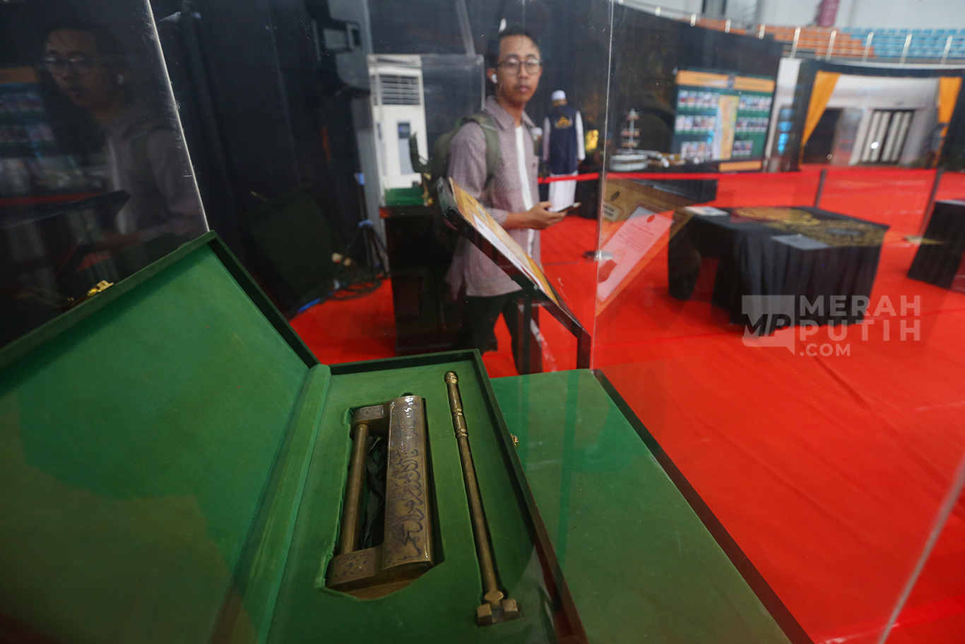 Umat Muslim Mengunjungi Pameran Artefak Peninggalan Nabi Muhammad SAW 