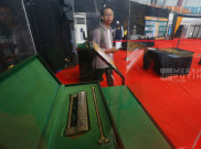 Umat Muslim Mengunjungi Pameran Artefak Peninggalan Nabi Muhammad SAW 