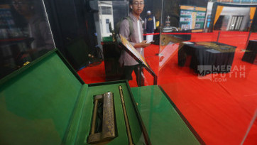 Umat Muslim Mengunjungi Pameran Artefak Peninggalan Nabi Muhammad SAW 