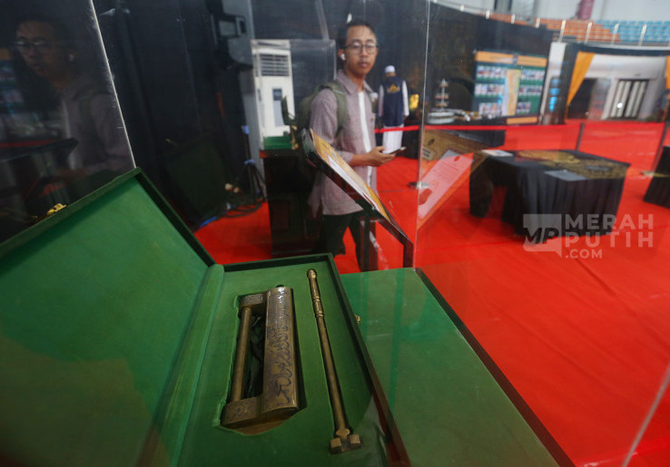 Umat Muslim Mengunjungi Pameran Artefak Peninggalan Nabi Muhammad SAW 