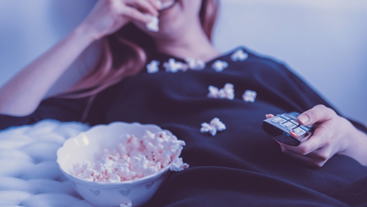 Nonton tv sambil makan popcorn sangat pas. (Foto: Pixabay/JESHOOTScom)