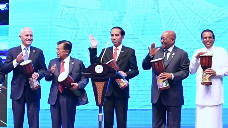 Presiden Jokowi bersama Wapres JK dan Kepala Pemerintaha/Kepala Negara lain memukul tifa menandakan dimulainya KTT IORA 2017. (Biro Pers Setpres)