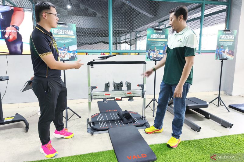 Chief Medical Officer Persebaya dr. Pratama Wicaksana Wijaya (kiri) berbincang dengan salah satu staf departemen medis klub terkait teknologi VALD di Stadion Gelora Bung Tomo Surabaya, Rabu (8/7/2026). (ANTARA/Naufal Ammar Imaduddin