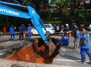 Pasukan Biru Kebut Perbaikan Jalan Berlubang Akibat Ambles di Lenteng Agung Jaksel