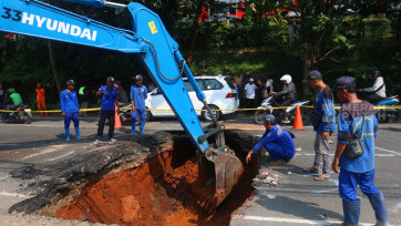 Pasukan Biru Kebut Perbaikan Jalan Berlubang Akibat Ambles di Lenteng Agung Jaksel