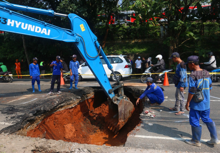 Pasukan Biru Kebut Perbaikan Jalan Berlubang Akibat Ambles di Lenteng Agung Jaksel
