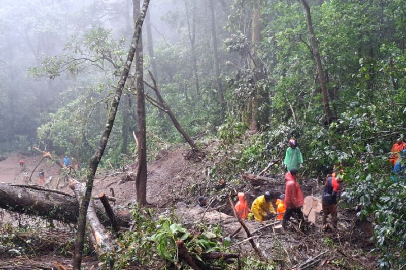 Jalur Pacet-Cangar Longsor, Akses Masuk Kota Batu Malang Ditutup Total