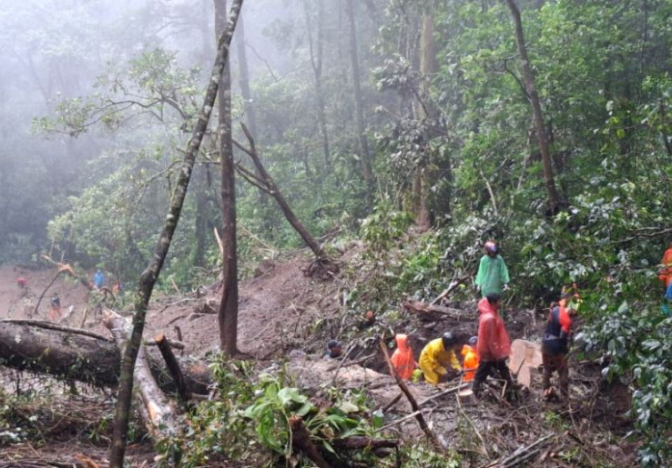 Jalur Pacet-Cangar Longsor, Akses Masuk Kota Batu Malang Ditutup Total