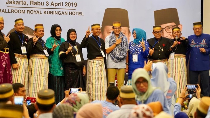 Sandiaga Salahuddin Uno mengenakan songkok Sultan Hasanuddin. (Instagram/@sandiuno)