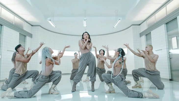 Celana olahraga berwarna abu-abu jadi gaya andalan Hwasa. (Foto: YouTube/KEN MOON Ent.)