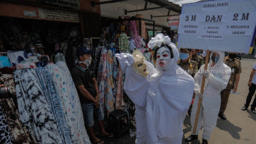 Pocong Sosialiasikan Protokol Kesehatan di Tangerang