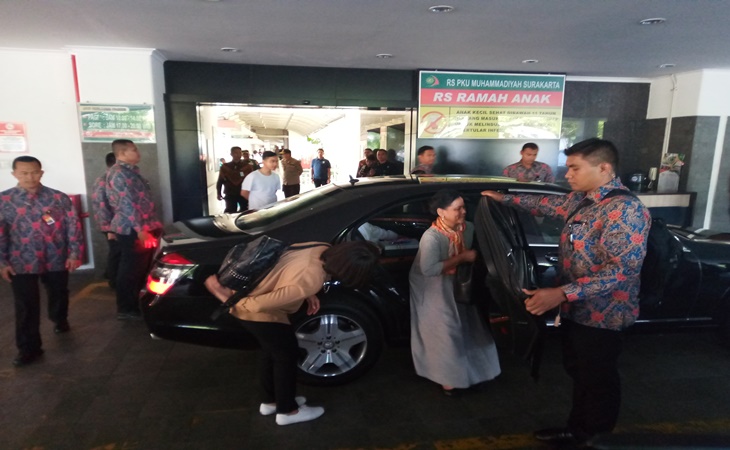 Ibu Negara Iriana Jokowi menjenguk cucunya La Lembah Manah di RS PKU Muhammadiyah