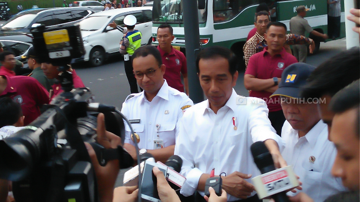 Presiden Jokowi dan Gubernur DKI Jakarta Anies Baswedan saat meninjau Pelican Crossing di dekat Bunderan Hotel Indonesia (HI), bebera waktu lalu. (Foto: MP/Asropih)