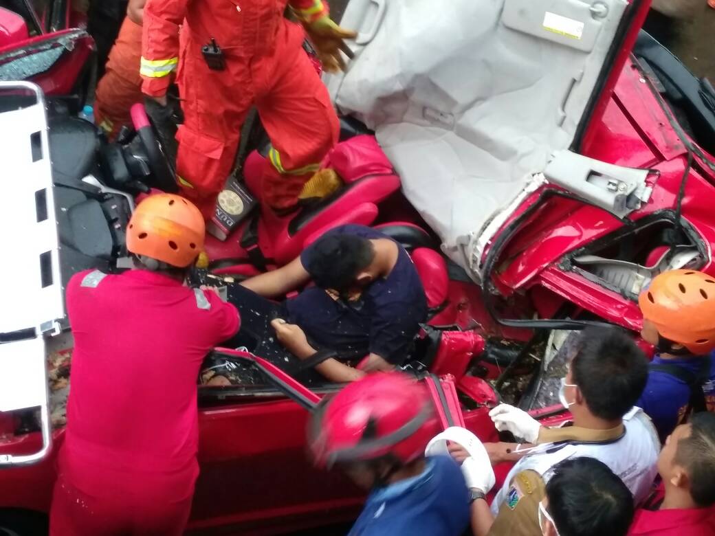 Pohon Tumbang di UI Timpa Honda Jazz, Satu Tewas 