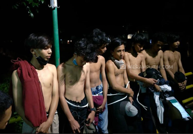 Malam Minggu, Polisi Bubarkan Kerumunan Hingga Tawuran di Jakarta Pusat