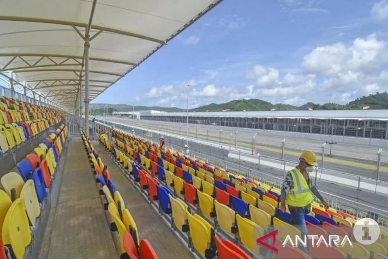 Pekerja berada di tribun "premium grandstand" Pertamina Mandalika International Street Circuit di KEK Mandalika, Kecamatan Pujut, Praya, Lombok Tengah, NTB, Sabtu (5/3/2022).  (ANTARA FOTO/Ahmad Subaidi/aww)