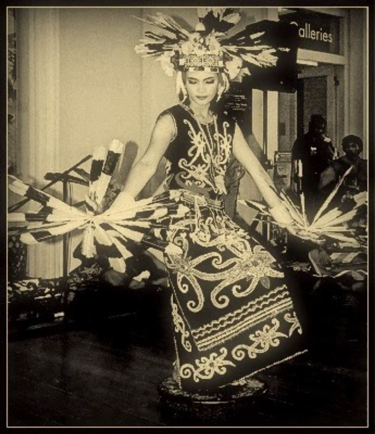 Tari Gong atau Tari Kancet Ledo. (Foto/negerikuindonesia.com)