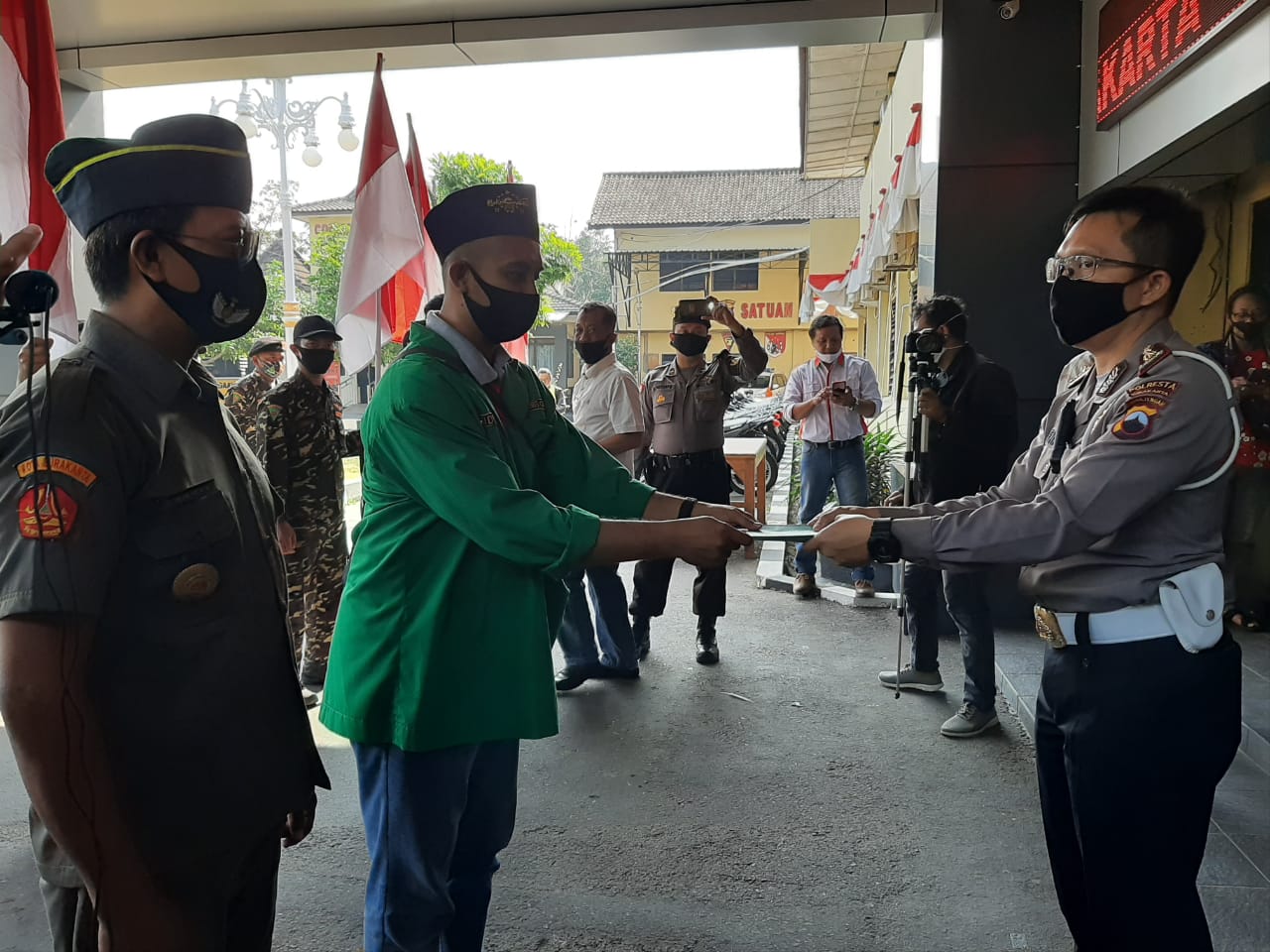 GP Ansor Solo mendatangi Mapolresta Surakarta meminta agar polisi segera menangkap pelaku rusuh di Solo, Jawa Tengah, Minggu (9/8). (MP/Ismail)