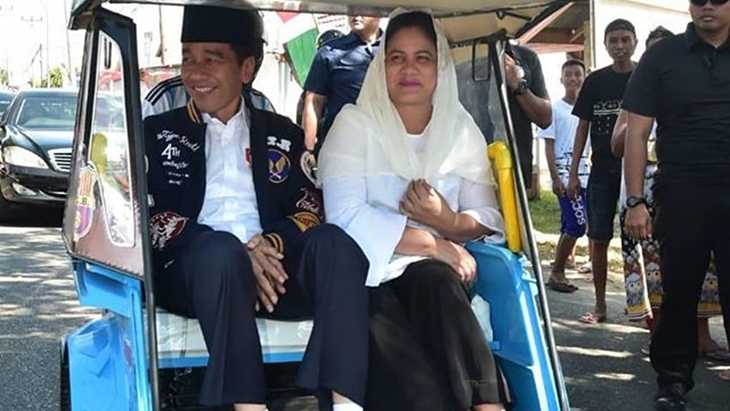Kunjungan ke Kendari, Jokowi Pakai Style Jaket Bomber