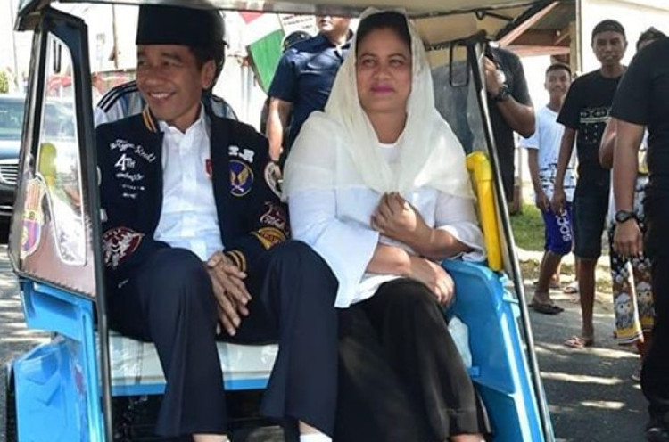 Kunjungan ke Kendari, Jokowi Pakai Style Jaket Bomber