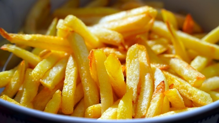Hindari makanan gorengan. (Foto: Pixabay/matthiasboeckel)