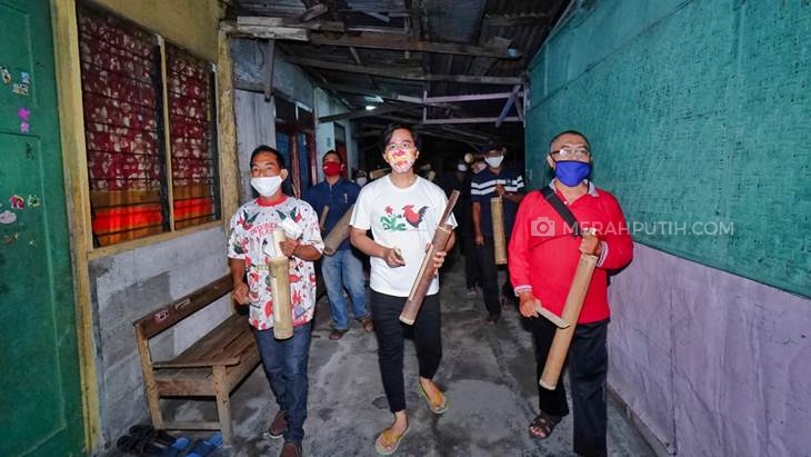 Gibran Rakabuming Raka ronda malam bersama warga untuk mengamankan kampung dari tindak kejahatan, Sabtu (16/5). (MP/Ismail)